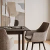 Denley (ruokatuoli käsinojilla tumma beige kangas/ruskea tammi jalat)
