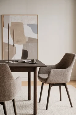 Denley (ruokatuoli käsinojilla tumma beige kangas/ruskea tammi jalat)