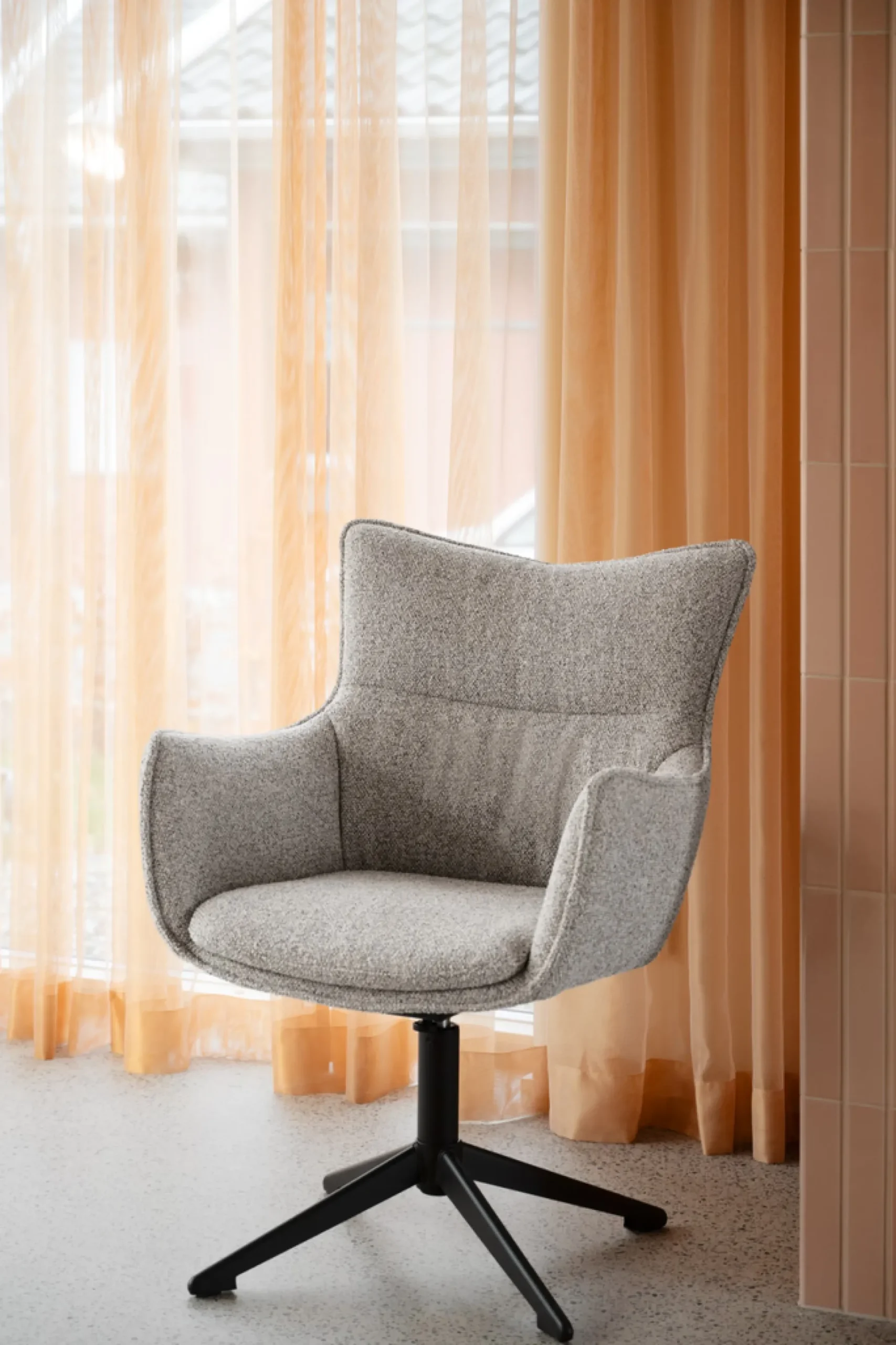 Fresno (ruokatuoli käsinojilla beige kangas/ruskea metalli leg)