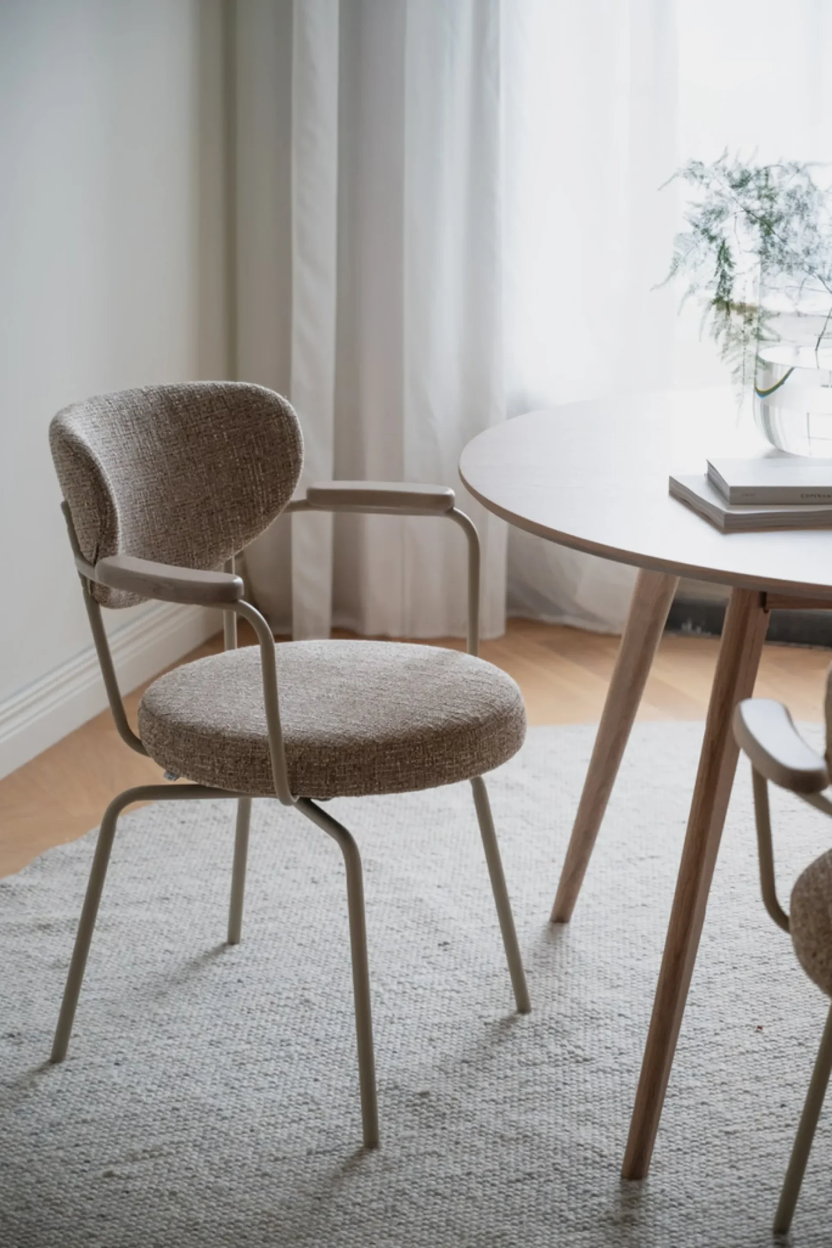 Merrick (ruokatuoli käsinojilla tumma beige kangas/beige metalli pyörivä)
