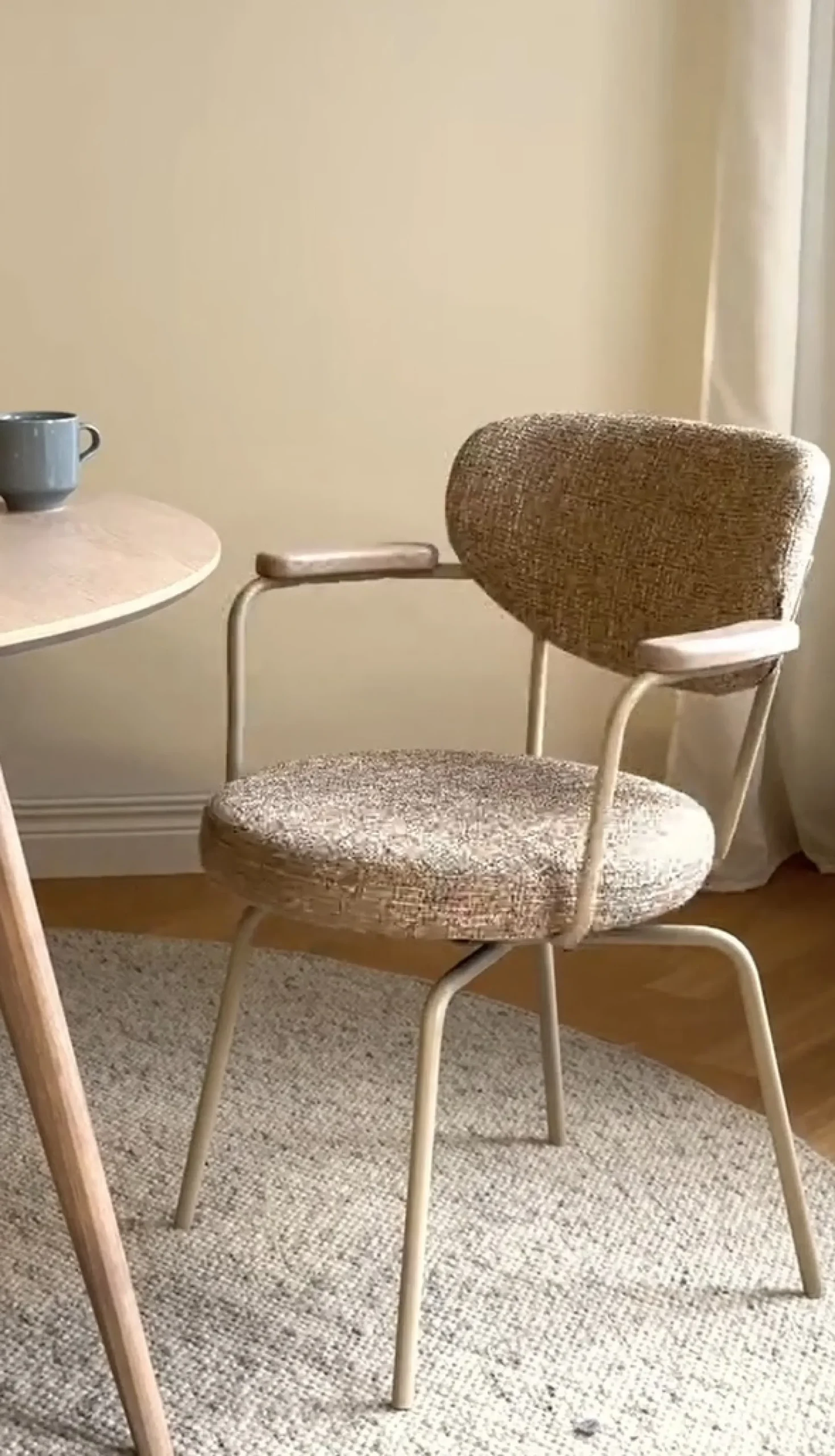Merrick (ruokatuoli käsinojilla tumma beige kangas/beige metalli pyörivä)