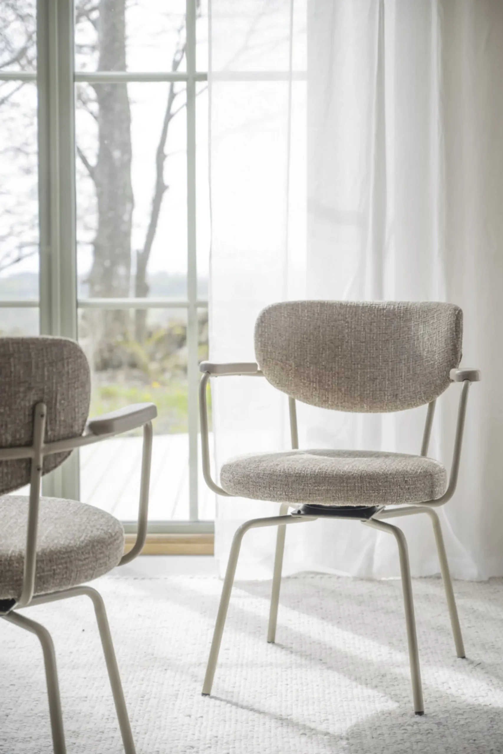 Merrick (ruokatuoli käsinojilla tumma beige kangas/beige metalli pyörivä)