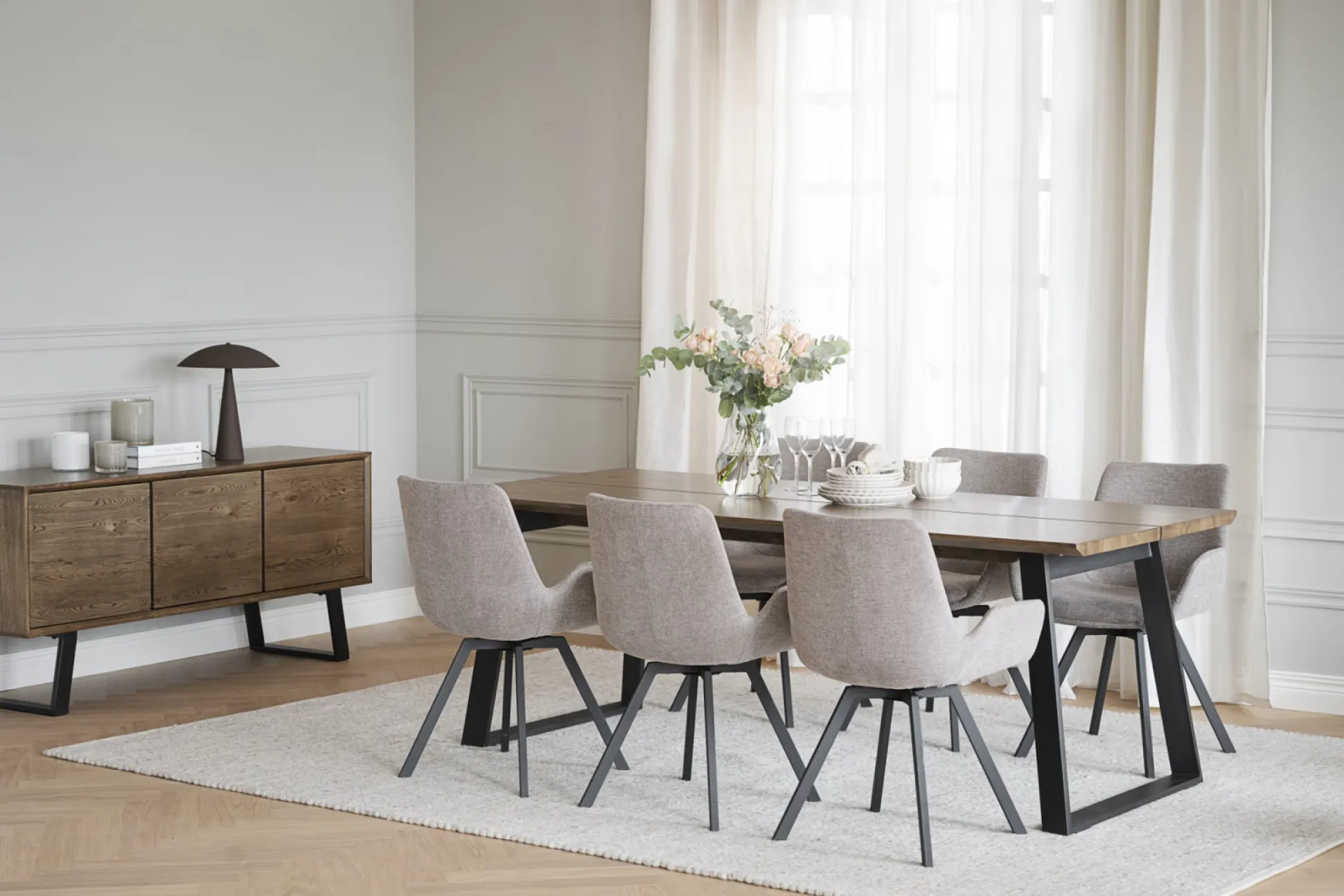 Norwell (ruokatuoli käsinojilla beige kangas/musta metalli pyörivä)