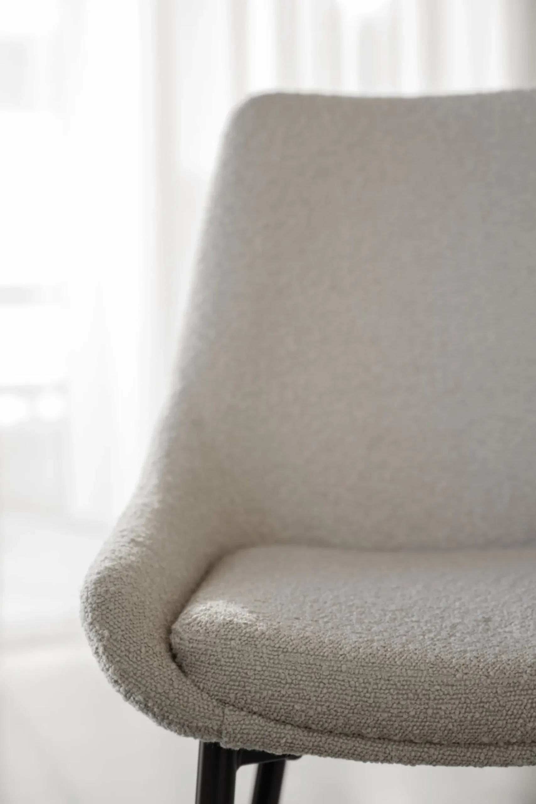 Sierra (ruokatuoli beige boucle kangas/musta metalli jalat)